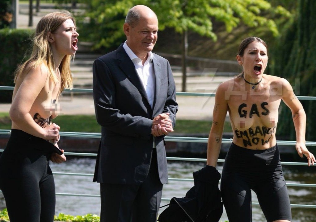 Мемное фото получилось)
Ваши варианты подписи?