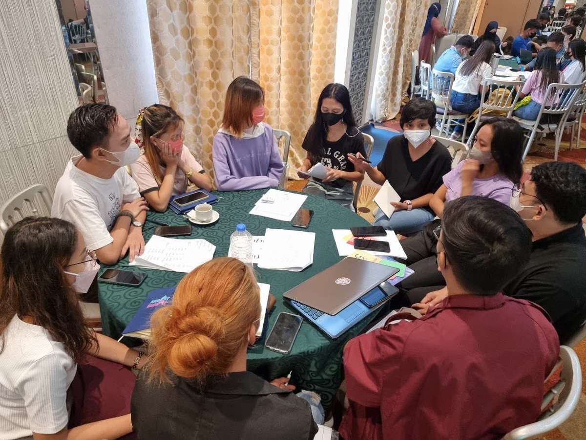 IN PHOTOS: Angat Buhay na pinamumunuan ni dating VP Leni Robredo, nagsagawa ng ‘training session’ para sa volunteers ng Community Learning Hub na may layuning lalo pa mapagbuti ang pag-aaral ng mga estudyante sa iba’t ibang kumunidad sa bansa | <a href="/dzrhnews/">DZRH NEWS</a> 

📸: <a href="/angatbuhay_ph/">Angat Buhay</a>