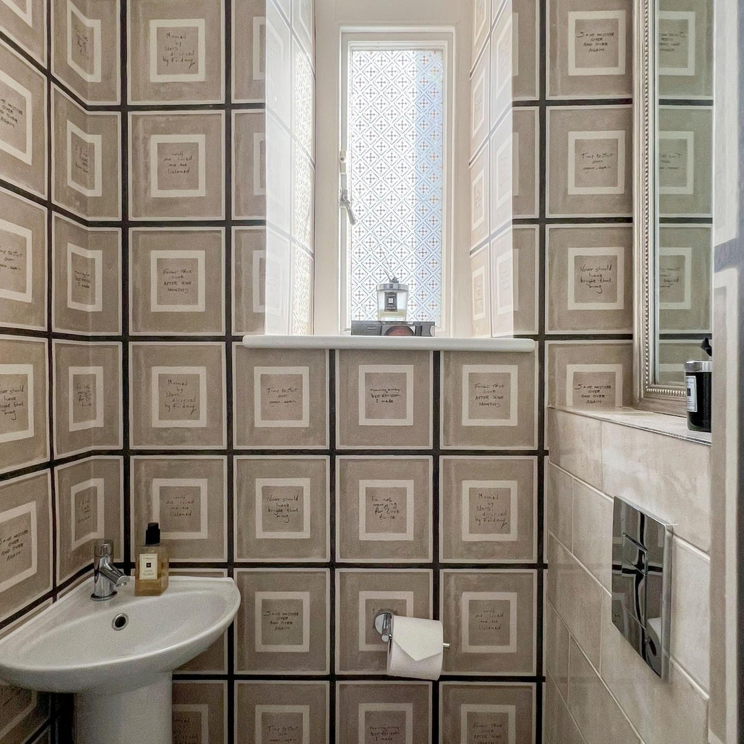 Just look at how @ivywellinteriors has used our 
Biography wallpaper in linen to create impact this bathroom!
.
.
.
.
.
 #AMinteriors #designdiscovery #andrewmartin #interiors #interiordesign #interiorsinspo #homedecor #homedecorideas #luxuryinteriors #interiorstyle #interiordesi