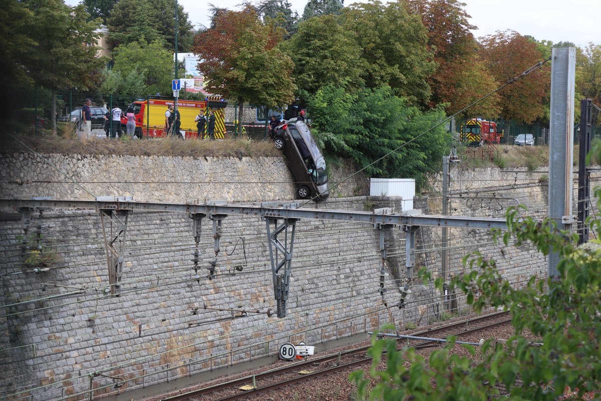 #1semainedinterventions
Du 15 au 21 août, les 🧑‍🚒 sont intervenus sur :
🔴 4🔥 dont 1 🔥 d' 🏢 à Ris-Orangis
🔴 2 💥 de la route dont 1 impliquant 1 VL à Etampes
🔴 6 secours à pers dont la chute d'un enfant du 1er étage d'un 🏢 : 1 victime grave
<a href="/Prefet91/">Préfète de l'Essonne 🇫🇷</a>