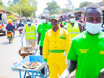 TililGroup's tweet photo. Tilil Environmental Group, first clean up exercise was launched at Litein Town by H.E. Betty Mutai, First Lady Kericho County. She was flanked by Litein Ward MCA, Vincent Kirui Kiptuiya.

#CleanAndGreen
#FirstLadyKerichoCounty https://t.co/sCHJU5ohzT