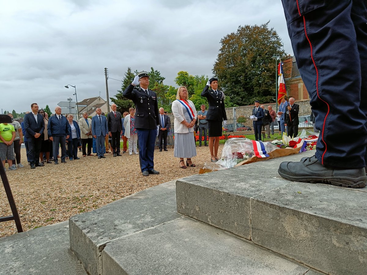 TeddyVaury's tweet photo. #Etampes #Essonne ce 22 août débute avec ma cérémonie de commémoration de la Libération de la ville en 1944. Le maire @franckmarlin le sénateur @JRHugonet la députée @NathCarvalho91 la conseillère départementale @mc_chambaret et les élus locaux honorent les morts de la guerre. https://t.co/O6mj9SLfwY