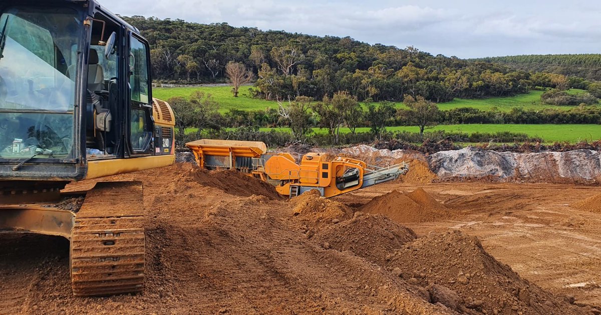 strikercrushing's tweet photo. Another Western Australian family business smashing out the gravel with a Striker JQ1170 Mobile Jaw Crusher. The end product is used in civil construction projects of all sizes. 

#familybusiness #civilcontracts #constructionprojects #cciwa #iqa #gravel https://t.co/s7nmQH8ODS