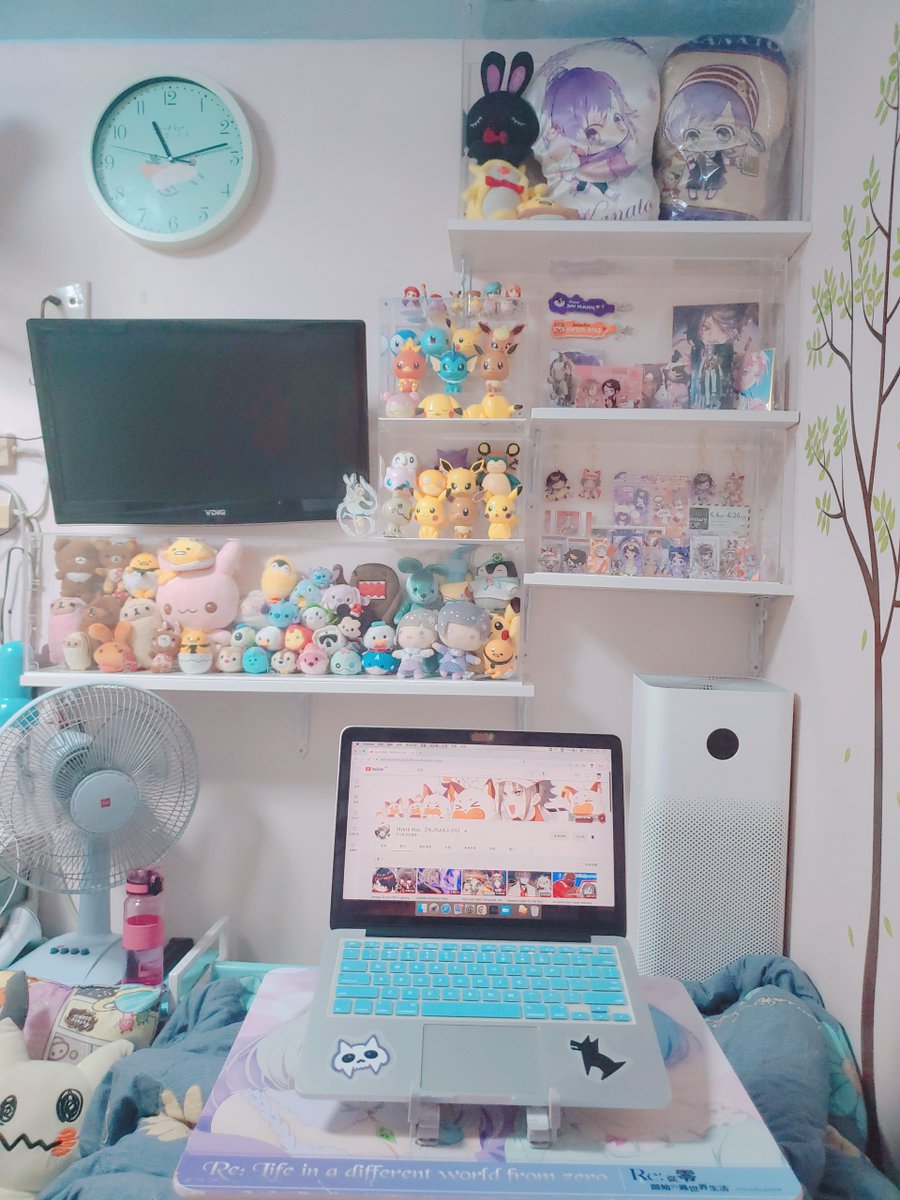 yonnie_sek's tweet photo. #FOXSETUP 
I have two setup.

1⃣One for watching your stream when I lie on bed.Background of figure, doll,mysta and shu `s goods make me feel happy🥳

2⃣One for play game and for work (is very old computer🥺) https://t.co/vx83NV7DES
