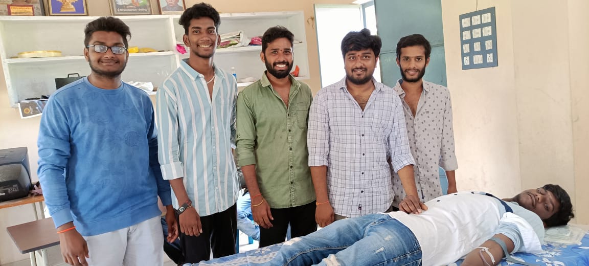 TeamKonidela's tweet photo. మెగాస్టార్ చిరంజీవి గారి 67వ జన్మదిన వారోత్సవాలలో భాగంగా రాష్ట్ర చిరంజీవి యువత ఆర్గనైజింగ్ కార్యదర్శి తులా రామలింగేశ్వర రావు ఆధ్వర్యంలో స్థానిక ప్రెస్ క్లబ్ భవనం నందు రక్తదాన శిబిరం ఏర్పాటు చేయడం జరిగింది. @KChiruTweets #MegastarChiranjeeviBdayCelebrations #HappyBirthdayMegaStar https://t.co/g0Y92ZSf8N