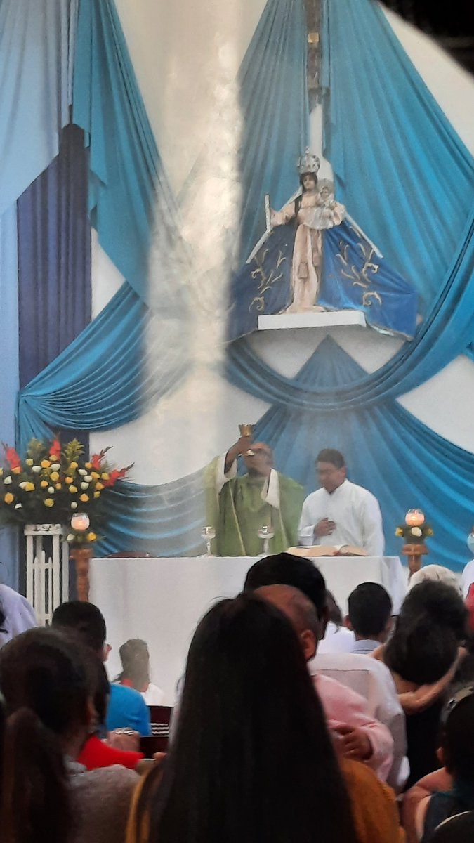 djcatolico's tweet photo. El momento más grande cuando compartimos con el coro en familia. 

#JesusSacramentado 
#Eucaristia 
#DiaDelSeñor
#SoyCatolico https://t.co/wcgw3sTuYo
