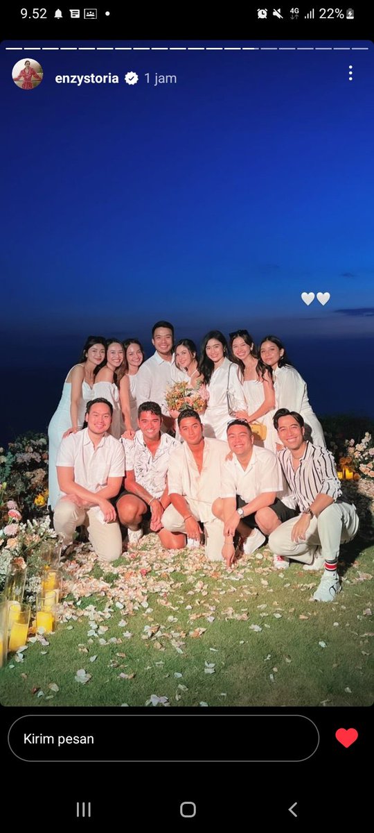 Kenapa pada pic 1 dan pic 2 posisi Vidi rada ganjel ya.
IMO, Enzy bilang " heh Vid, lo pindah dong. Cowo jongkok cewe yang berdiri ", nah... Di Lamaran Jessica Mila