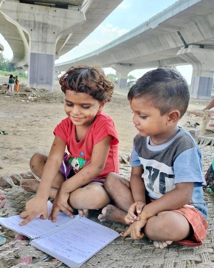 smilefoundation's tweet photo. जीवन का आधार हैं शिक्षा
खुशहाली का भण्डार है शिक्षा। 

हर राह आसान बनाती शिक्षा
नैतिक जीवन सिखाती शि��्षा।

धैर्य, कर्म पहचान है शिक्षा
पत्थर को मूर्त बनाती शिक्षा।
 
जीवन को सुदृढ़ बनाती शिक्षा
माँ की दुआ से पलती है शिक्षा।

#ShikshaNaRuke https://t.co/D5Miapp3qd