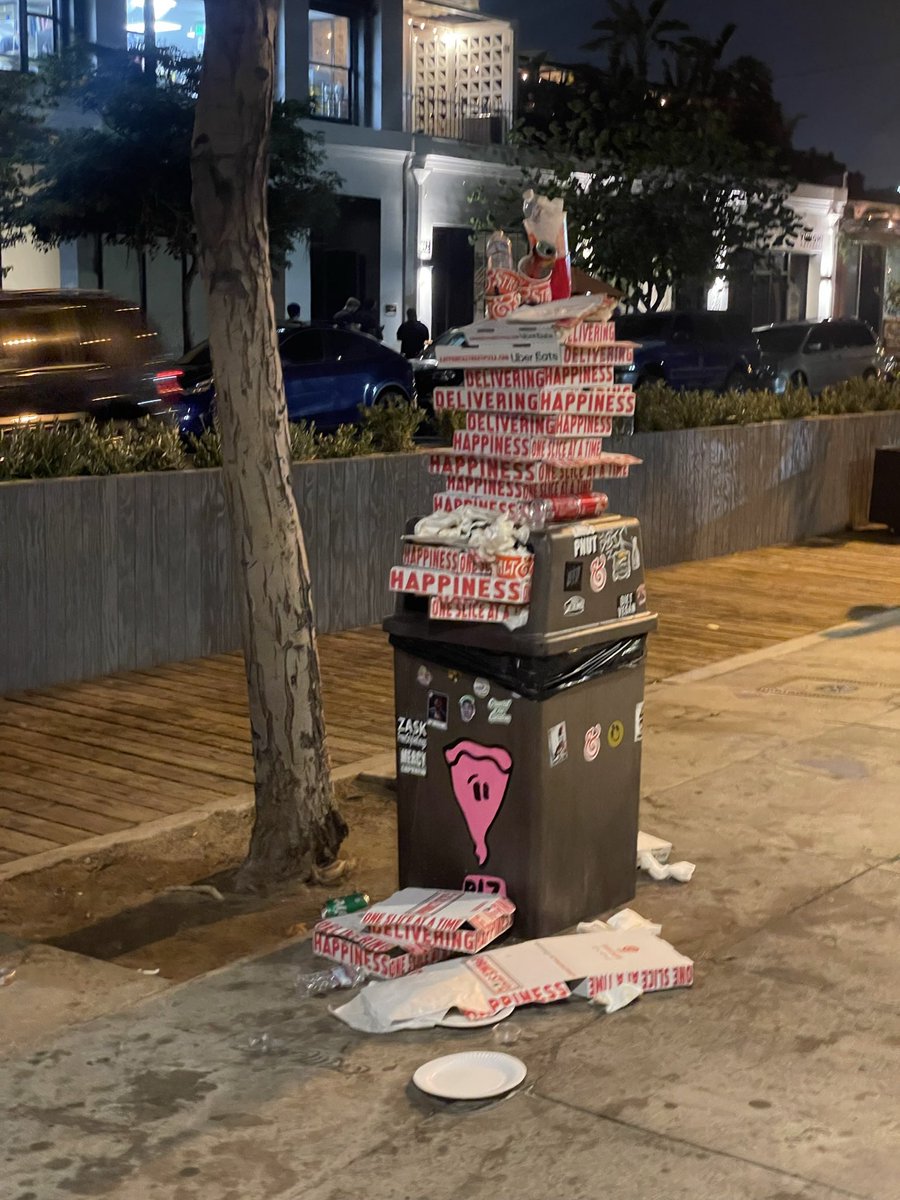 JordyPurp's tweet photo. leaning tower of pizza https://t.co/nSzhV5GESE
