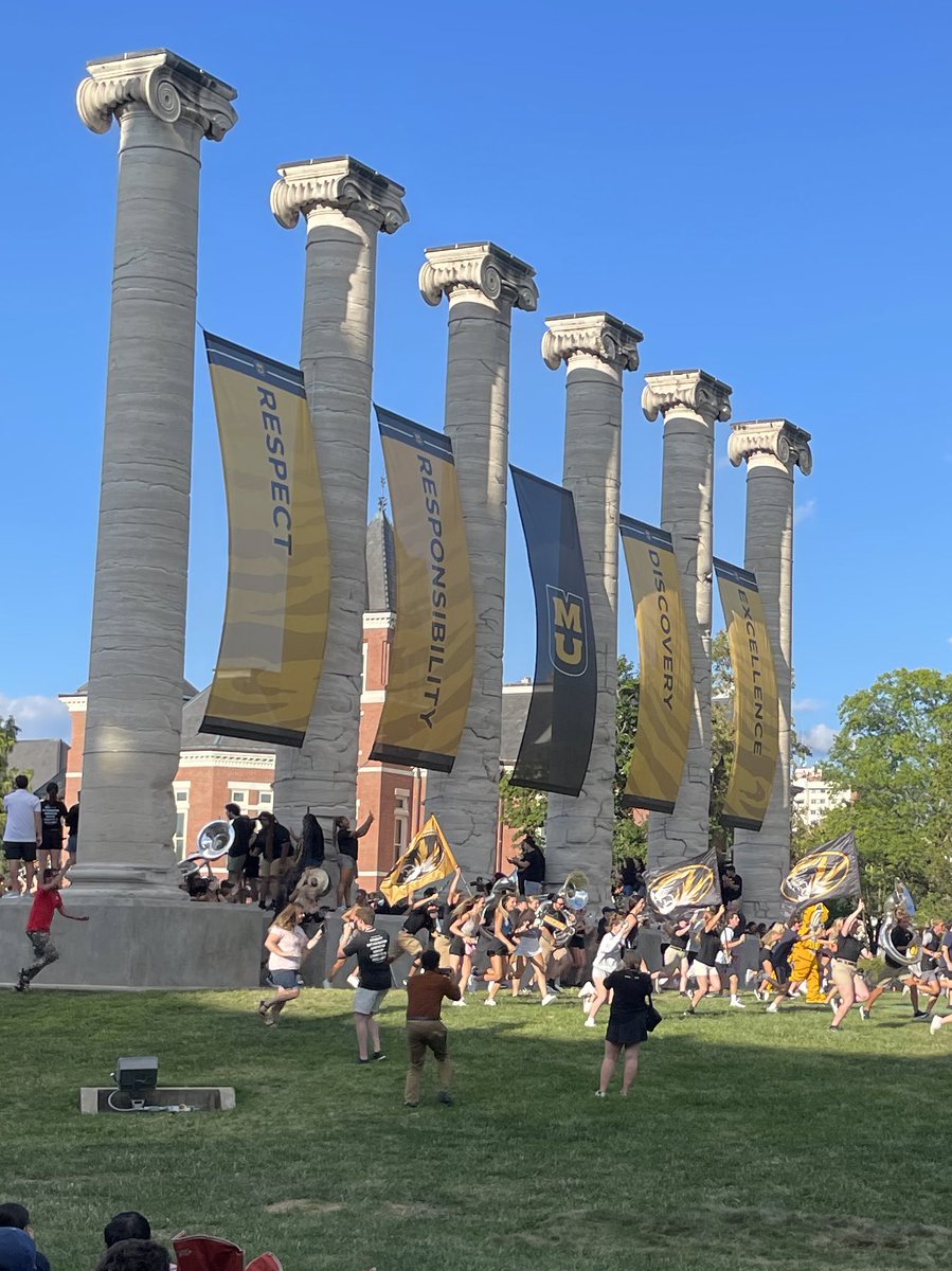 Dr_COB's tweet image. Welcoming the class of ‘26 to campus! #tigerwalk #mizzou