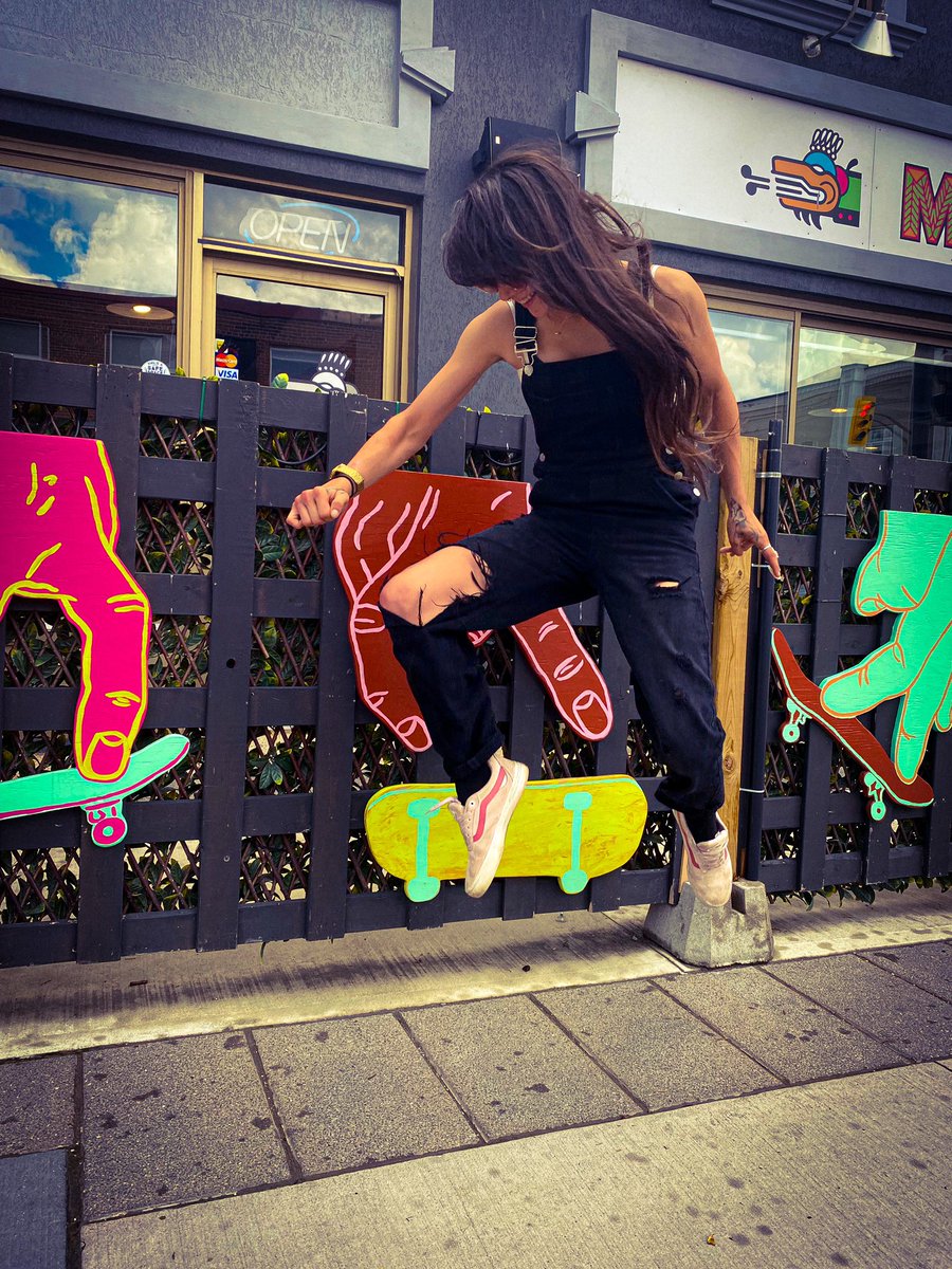 MajinCatalyst's tweet photo. Feeling the art. #skateboard #artwork #feelingtheart #kickflip #fundaysout #fingertricks https://t.co/s86SLblCdU