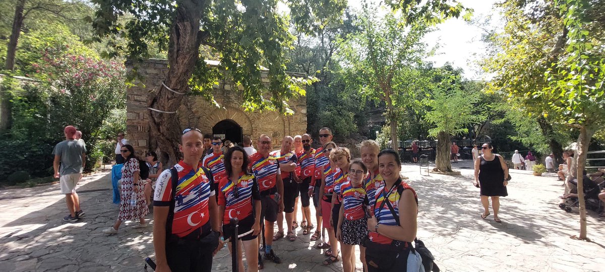 KatowickaSSE's tweet photo. 21. dzień wyprawy! Są w Efezie. Już coraz bliżej. 👌Jesteśmy z Wami! #KSSETeam & #RWTeam = #razem! Powodzenia! 💗💪🚴♀️🚴 #rozkręćwiarę @rozkrecwiare #Turkey https://t.co/gZ0WbndRVL