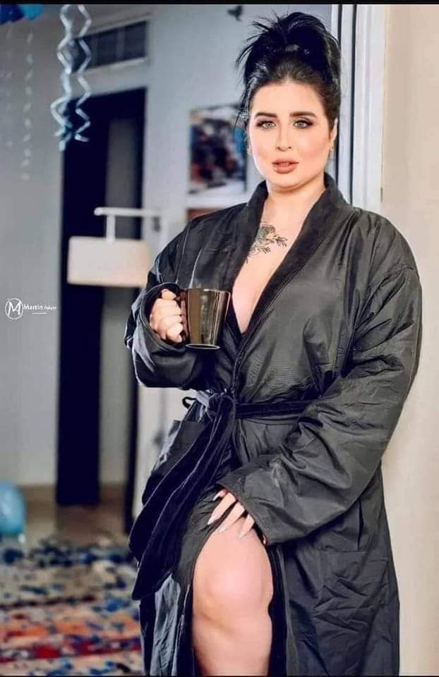 عاشقة كل ماهو اسود