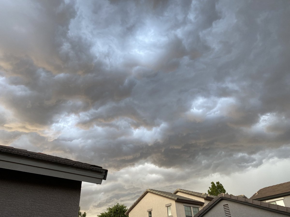 vjt113's tweet photo. @asumoms Gilbert. The clouds were amazing and beautiful! https://t.co/SmzPlZJKvy