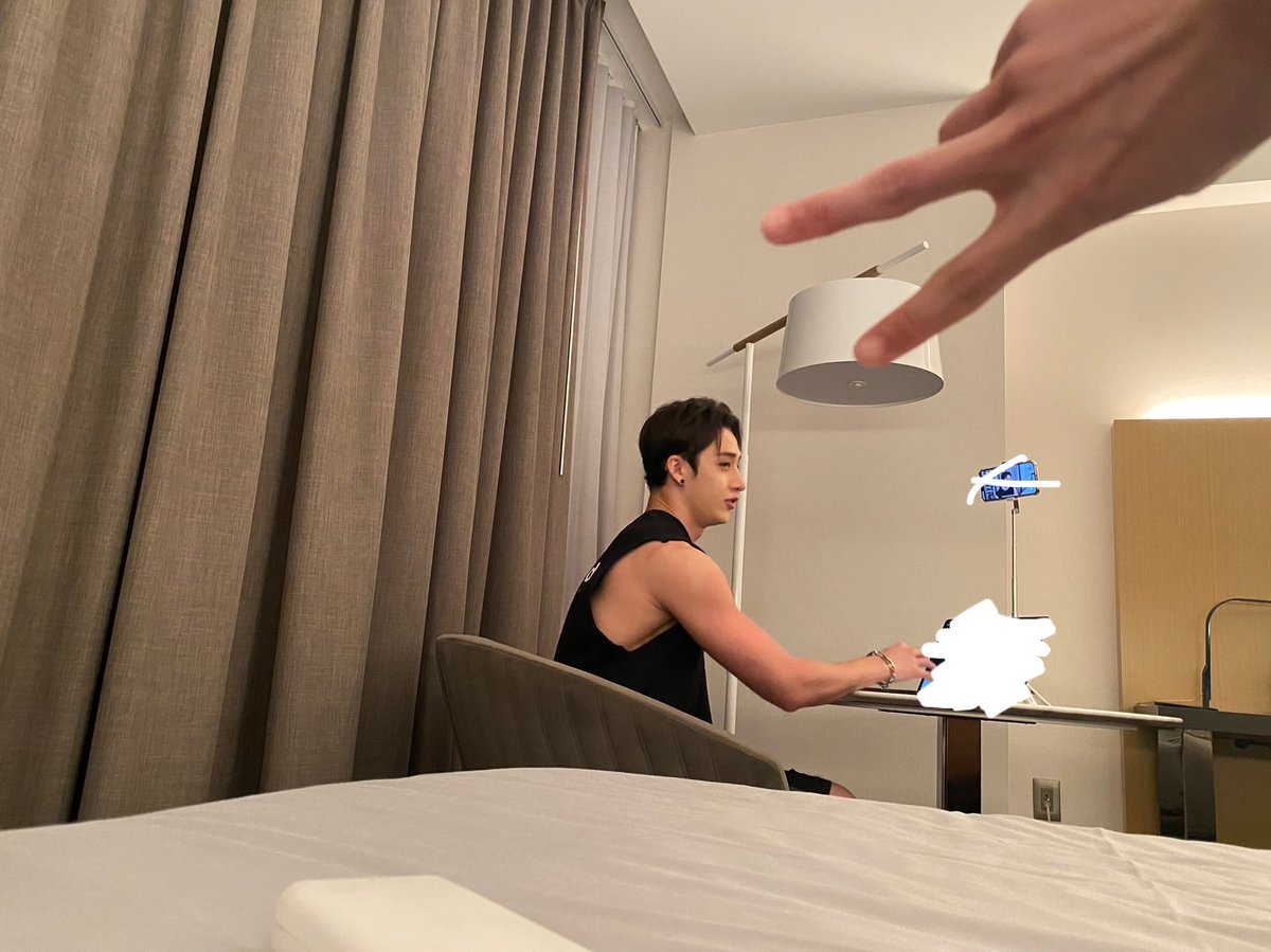 Minchan spending their quality time together 🥺🥺🥺 it's like baby Lee know waiting for his old man to finish his live so they can spending their night together ㅠㅠㅠㅠ 

#banginho #minchan #chanknow #chanho #minchanology