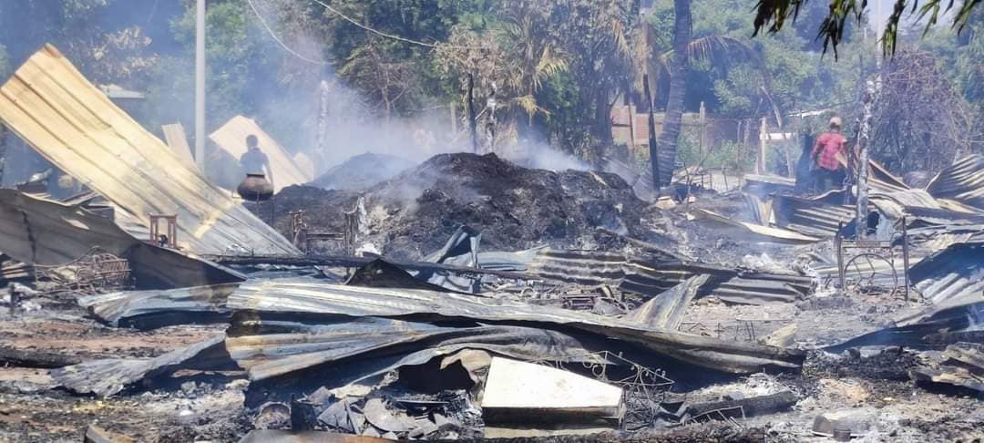 IrrawaddyNews's tweet photo. Some 100 junta troops torched 29 houses in Nyein San Village in Ayadaw Township, Sagaing Region on Aug. 19, forcing villagers from Nyein San and six other villages to flee their homes. (Photo: Ayadaw People’s Defense Force) #WhatsHappeningInMyanmar https://t.co/Dz9g4IocAM