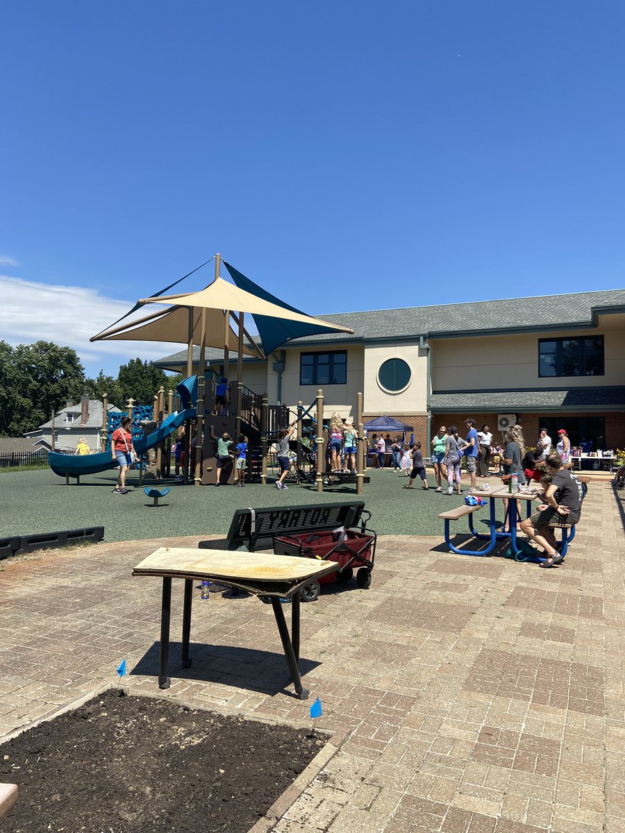 Food, fun and music filled Boulder Park at MRH Elementary during our new family bbq. We are excited to welcome all our new families to MRHE!!