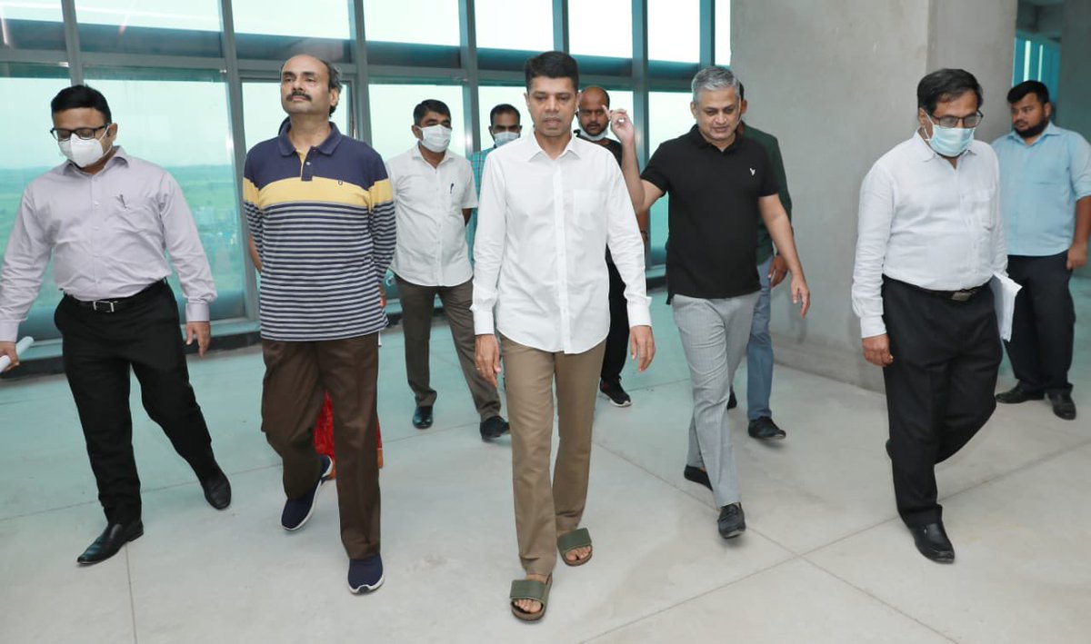 manasrmangaraj's tweet photo. Secretary to CM (5T) Shri VK Pandian visited the BMC building at Satya Nagar &amp; O Hub to review progress and ensure timely completion of the work. 

The new development centres of Deloitte &amp; IBM to be made operational by mid Oct 2022, generating job opportunities for Odia youth. https://t.co/sc43tPPvKT