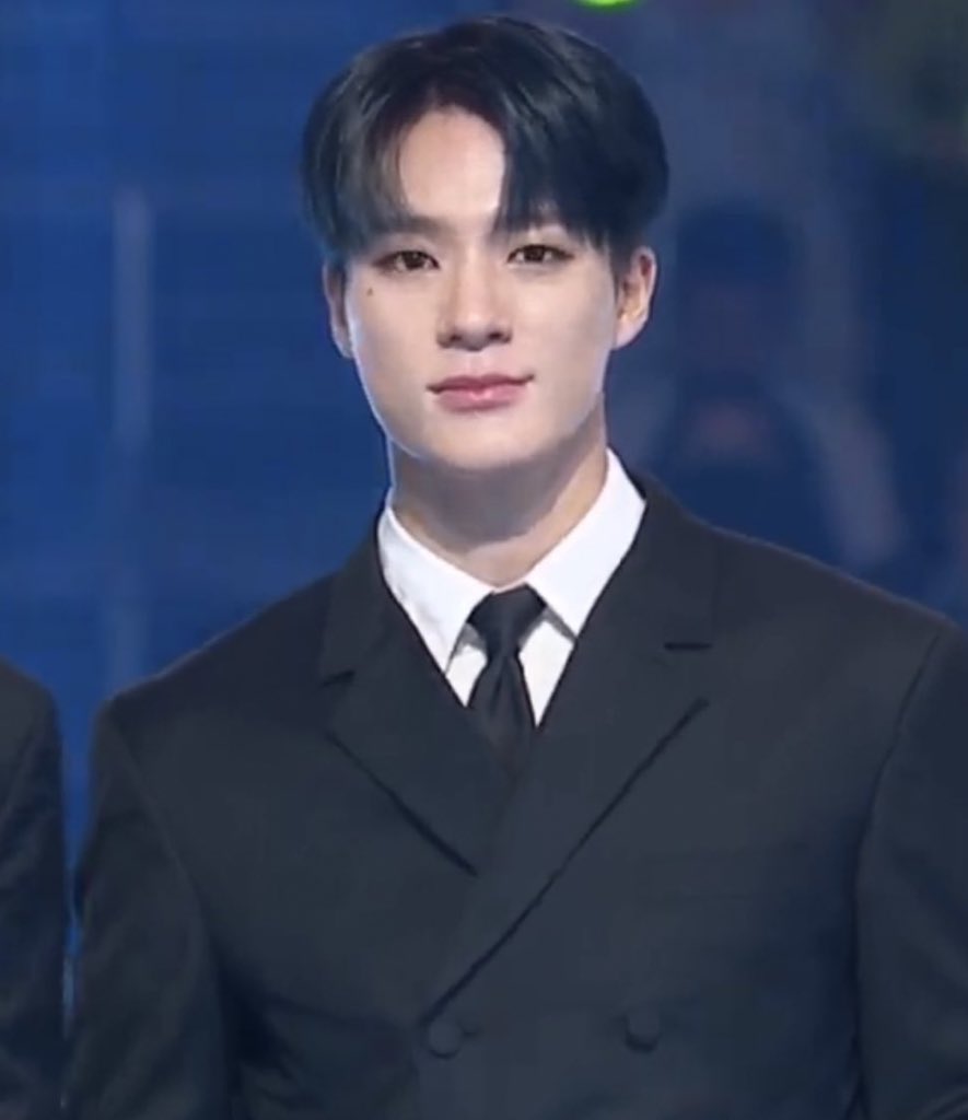 ⠀⠀อยู่เกาหลีเป็น อบต.           อยู่ LA เป็น ceo