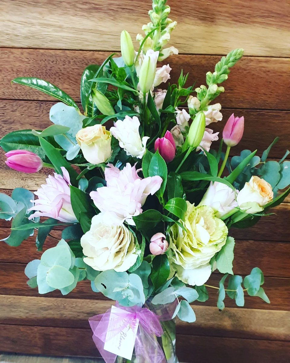lilybloomsau's tweet photo. Hello friends. Wish that the new week will bring happiness and joy to all of you. This vase arrangement is for you.
#freshflowers #samedaydelivery #flowerdelivery #vasearrangements #lilyblooms #cranbourne #melbourne #australia
https://t.co/o9YhC5ThKD
Call us:0408444644 https://t.co/31sJD3slc0
