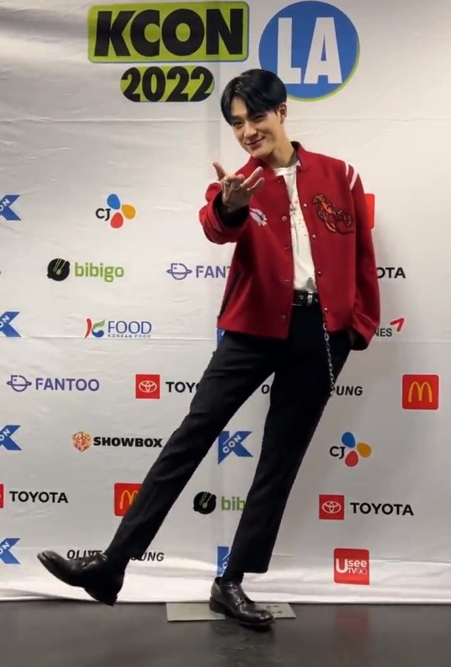 제노의 귀여운 포즈