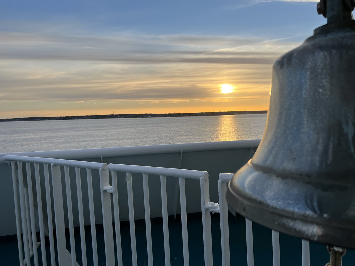 Med Kronborg om styrbord på vej hjem i solnedgangen - der er altid noget ved at sejle!⛴