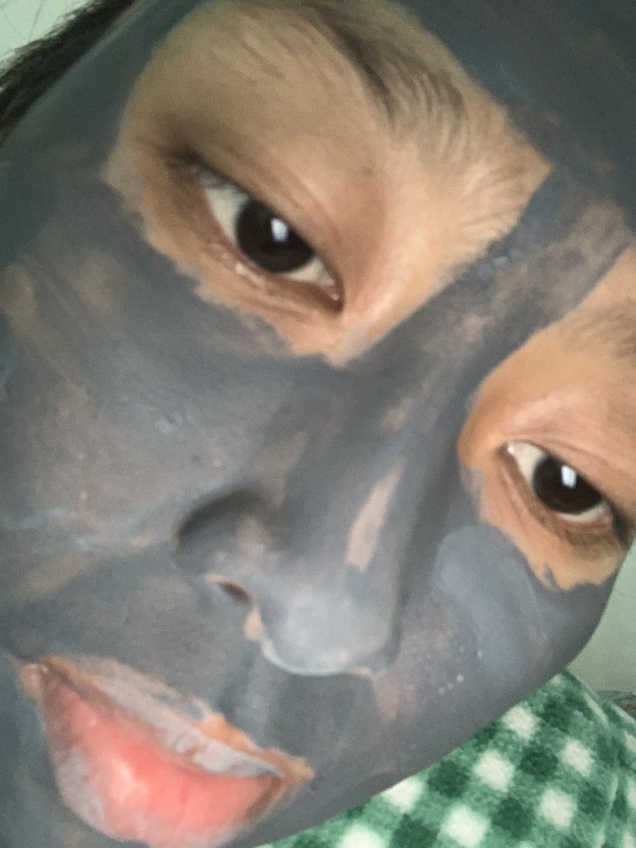 Dtg dtg ke kamar pake masker charcoal.
Kakaaaaaa
Ih mamee ko mukanya sereeem hitam pake yg putih ajaaa (biasanya maskerannya warna putih)
Iya nih lagu obatin jerawat
Mamee ko jerawatnya belum sembuh sembuh yaaaa
Iya ini sedikit lg sembuh gpp ya mamee dikamar
Iya gpp tapi aku takt