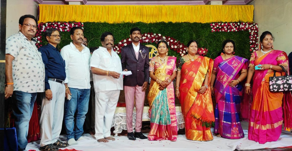 RaghavaraoSidda's tweet photo. ఒంగోలు సాయి బాబా ఆలయ  కల్యాణ మండపంలో జరిగిన శిద్దా వెంకట ఆంజనేయ వర ప్రసాద్ సోదరుని కుమార్తె ధనుజ లక్ష్మీ,  ,చక్క హనుమంతరావు,ధన లక్ష్మీ దంపతుల కుమారుడు మహేష్ ల వివాహం అనంతరం జరిగిన శ్రీ సత్యనారాయణ స్వామి వ్రత వేడుకలలో సతీసమేతంగా  పాల్గొని నూతన వధూవరులకు శుభాకాంక్షలు తెలిపాను. https://t.co/2Tg2t9WkW4