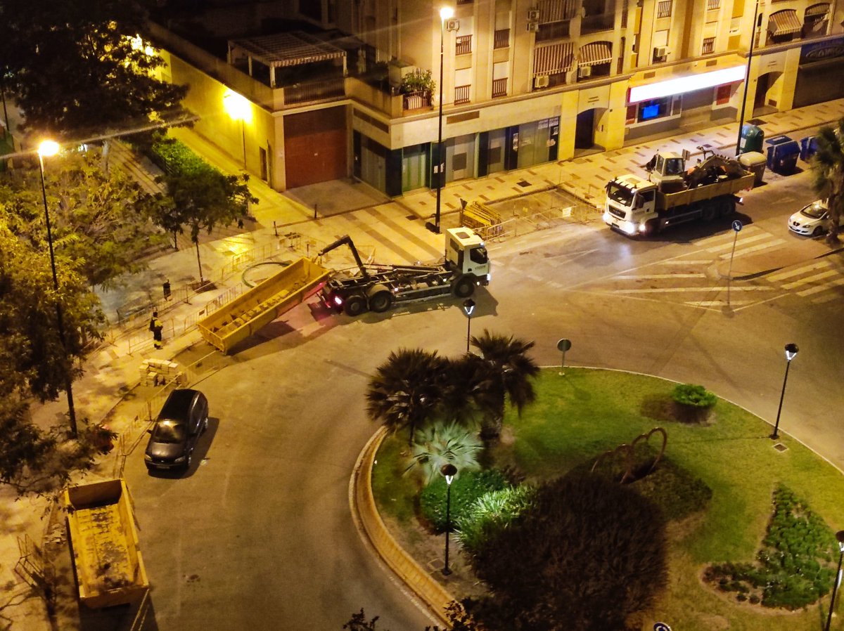 BarriosMalaga's tweet image. Buenos días @malaga
A las 6:30 de la mañana han decidido los de la obra de la rotonda #LosCorazones♥️ que todos los vecinos se levante.
@pacodelatorrep @AvelinoPP @pilanto