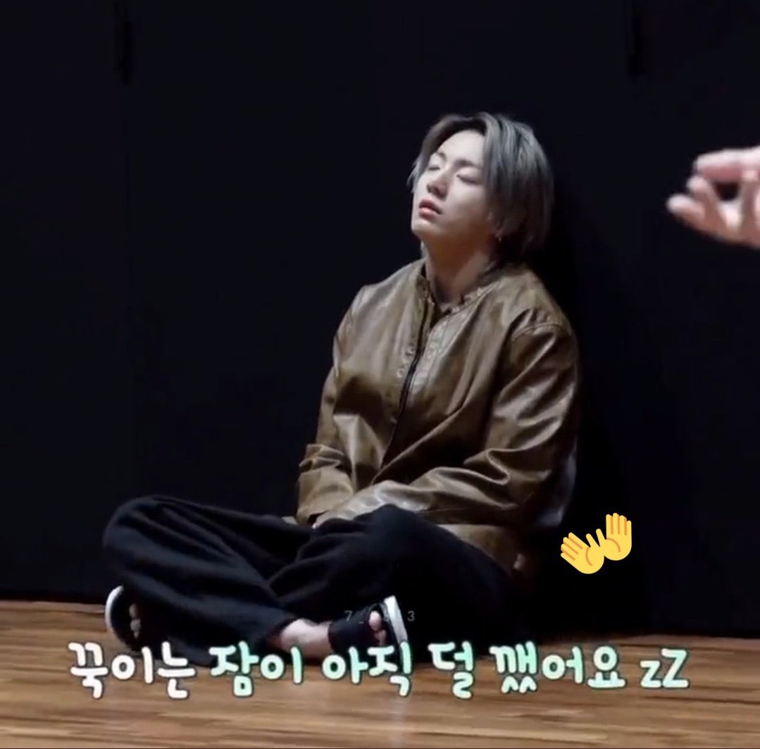 9597THVJK's tweet photo. so jungkook might be really wearing taehyung's customized jacket here you can see the white paint at the back 😫 https://t.co/WWq0FLeLmU