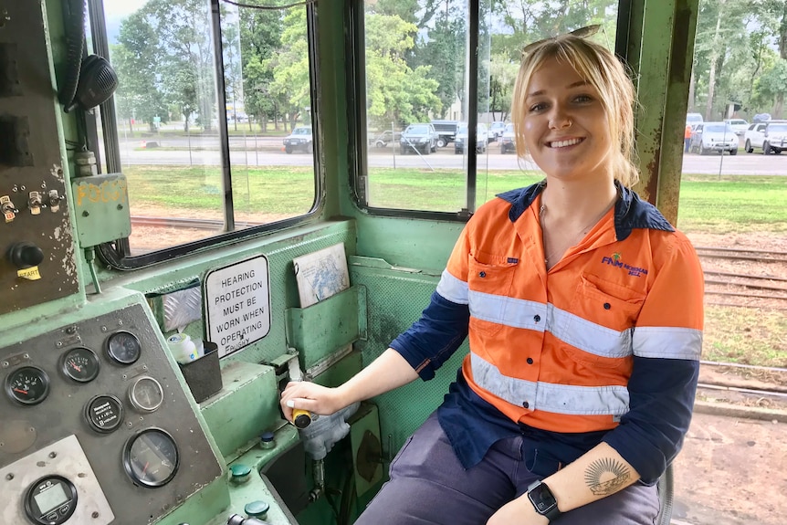 "You can train to be anything that you want to be, if you put your mind to it." 
Sophie Wright,  sugarcane 🚂 driver

QLD's cane industry attracts a growing number of - much needed - women 👏

abc.net.au/news/2022-08-1…, 

#VisibleFarmer #WomenInAg #RuralWomen #Sugar #Diversity