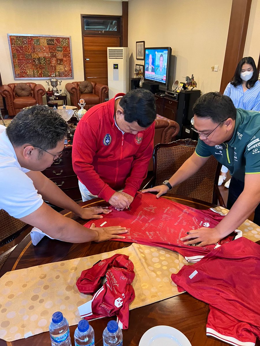 Gerindra's tweet photo. 🤔 https://t.co/7aOwRHk09S