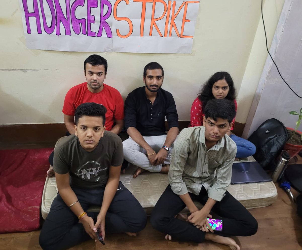 divvyannshuu's tweet photo. Protest Day-6
Hunger Strike Day-3
#dnlu_protest #dnluprotests #vcdown https://t.co/iCPjCLMW8T