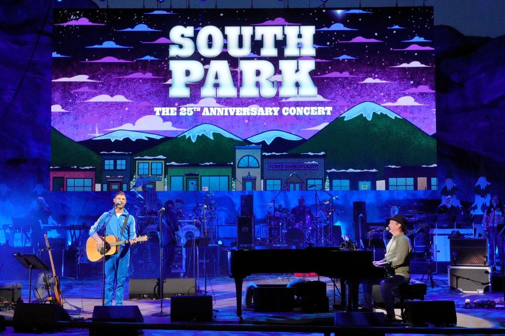 We que espectacular está el concierto del 25 aniversario de south park, es increíble ver cómo hacen las voces de los personajes 😌