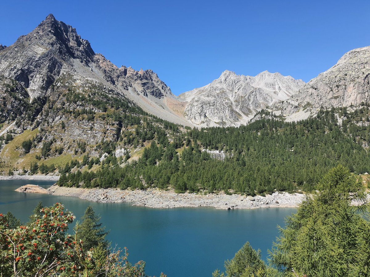 luca_ostini's tweet photo. 21.08.2022, Lago di #Devero (1'856m, I), vista verso il Passo di #Crampiolo (2'551m), due differenti tipi di rocce ("ferrose a sinistra del passo" e "più bianche a destra"), stratigrafia e curvature interessanti (zoom foto). https://t.co/HklODTffYx