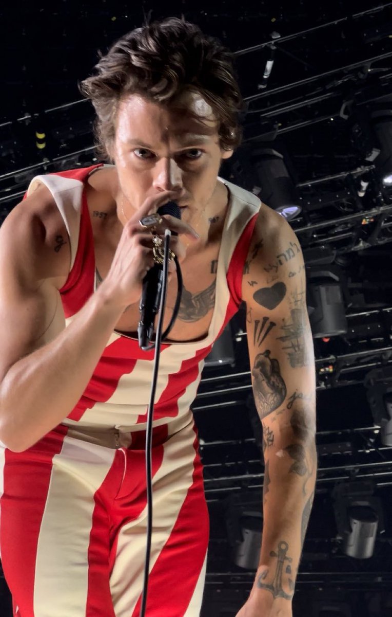 desertstyles's tweet image. WHO GAVE HIM THE FKN RIGHT