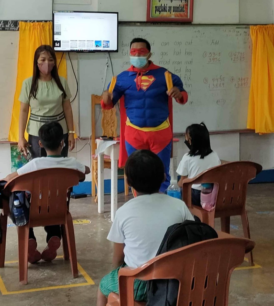 smninews's tweet image. TINGNAN | Superman ng Santiago City, namahagi ng lapis sa mga mag-aaral sa isang eskwelahan sa Santiago City.

via Brayan Capunong 

#F2Fclasses
#BalikEskwela