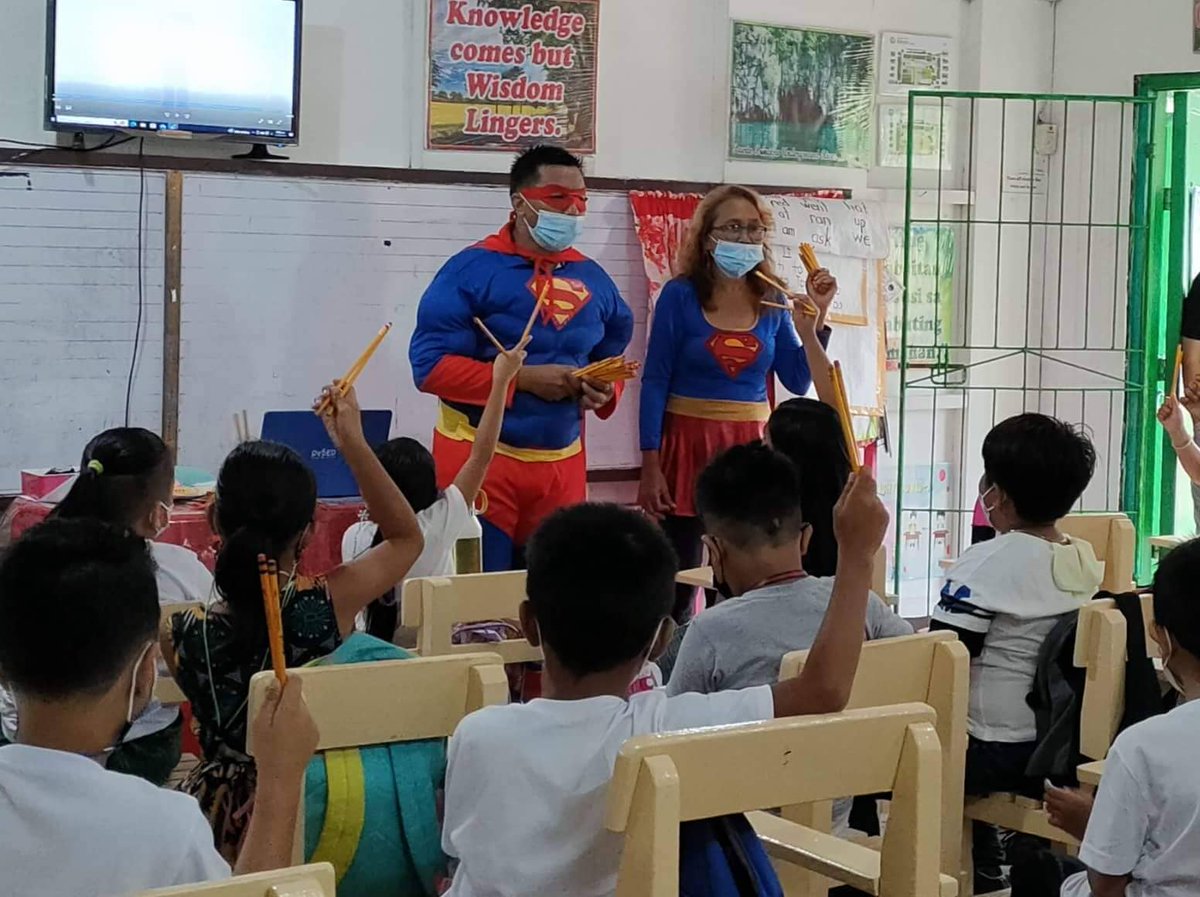 smninews's tweet image. TINGNAN | Superman ng Santiago City, namahagi ng lapis sa mga mag-aaral sa isang eskwelahan sa Santiago City.

via Brayan Capunong 

#F2Fclasses
#BalikEskwela