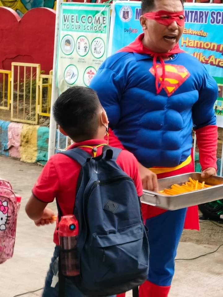 smninews's tweet image. TINGNAN | Superman ng Santiago City, namahagi ng lapis sa mga mag-aaral sa isang eskwelahan sa Santiago City.

via Brayan Capunong 

#F2Fclasses
#BalikEskwela