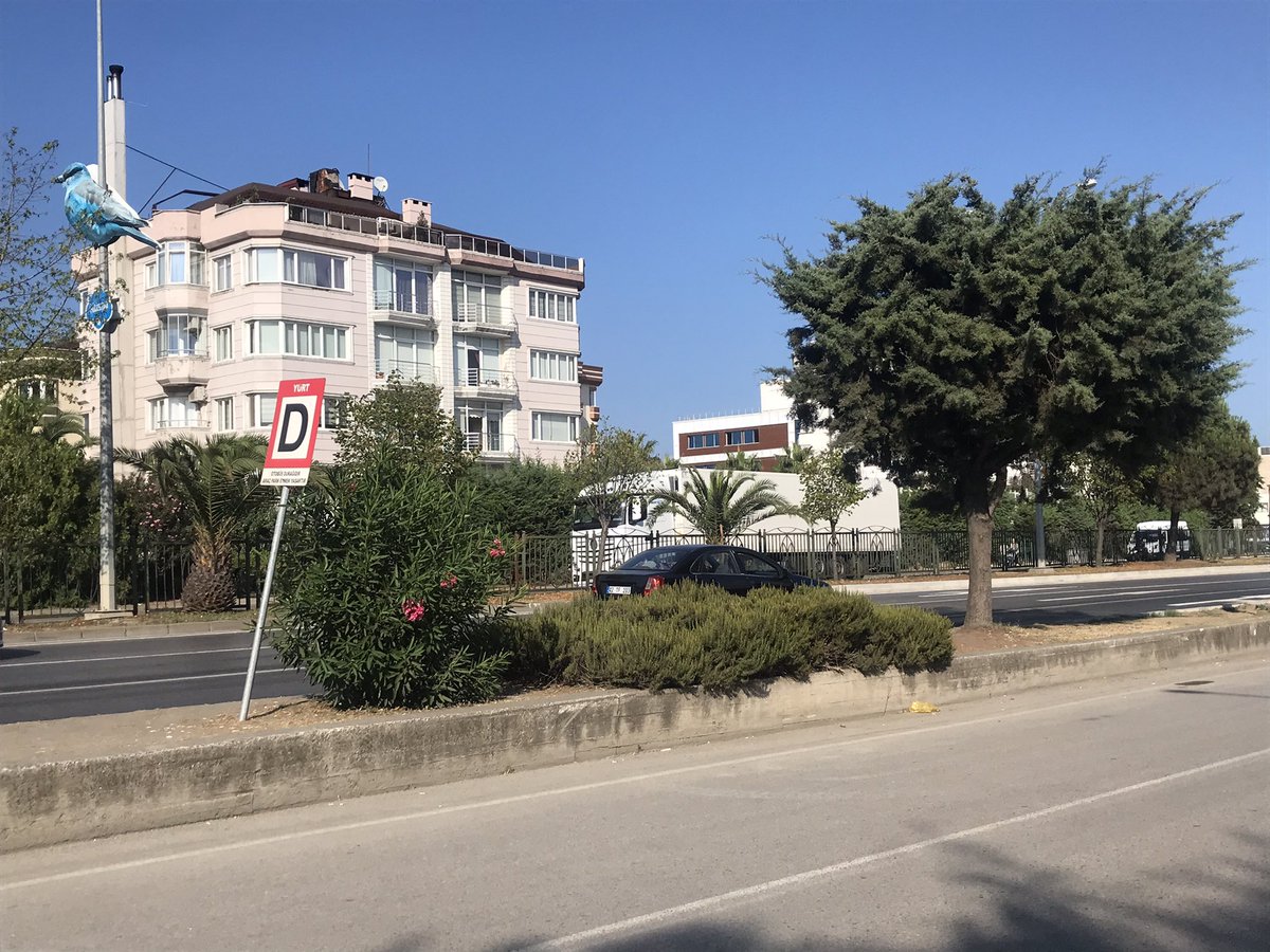 Samsun’da bebekli bir anne olarak seyahat etmenin zorlukları ile yine karşınızdayım.Bu Atakum Yeşilyurt express otobüs durağı.Birkaç gün önce burada bebek arabasıyla indim.Önce yola indim sonra bebek arabasını indirdim.