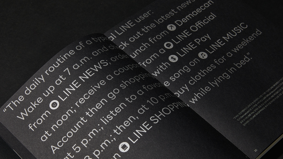 lydesign_jp's tweet photo. LINEのデザイン哲学や文化を詰めこんだ書籍『LINE GROUND』（非売品）とその関連グッズのデザインがコチラです。キャンペーンに当選された方は到着を今しばらくお待ちください。また、今後もイベントに参加いただいた方などにプレゼントする予定ですので、お楽しみに！🤗
#LINEGROUND https://t.co/2zrfy9vajc