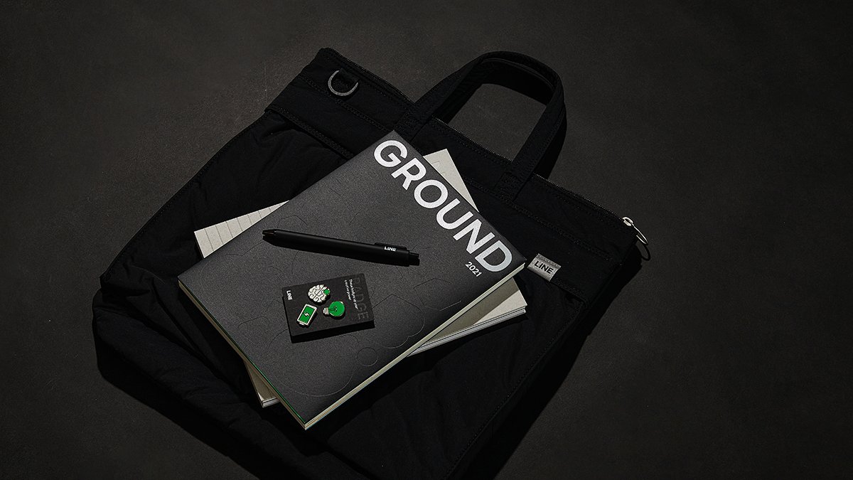 lydesign_jp's tweet photo. LINEのデザイン哲学や文化を詰めこんだ書籍『LINE GROUND』（非売品）とその関連グッズのデザインがコチラです。キャンペーンに当選された方は到着を今しばらくお待ちください。また、今後もイベントに参加いただいた方などにプレゼントする予定ですので、お楽しみに！🤗
#LINEGROUND https://t.co/2zrfy9vajc