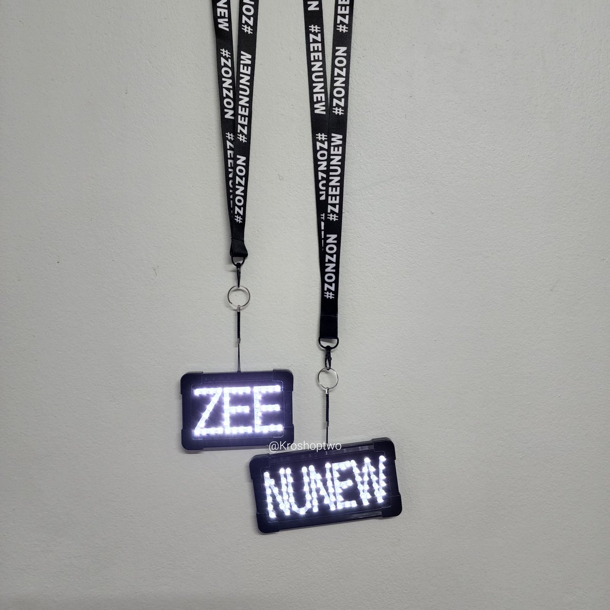 KroShopTwo's tweet photo. Pls RT🔃
[พร้อมส่ง] ป้ายไฟจิ๋ว #ZeeNuNew

ป้ายไฟ + สายคล้องคอ
ZEE = 380฿
NUNEW = 460฿
🚚Free shipping

แค่สายคล้อง(Strap) = 90฿

Order 🖇 https://t.co/K2XIfFac5L

#ซนซน #นิ่งเฮียก็หาว่าซื่อ
#ตลาดนัดซีนุนิว  #ตลาดนัดนิ่งเฮีย
#ของขายเคโระShoptwo #NuNewFanCon
#ZeePrukFanCon #ZonZon https://t.co/iiBZuUp9j1