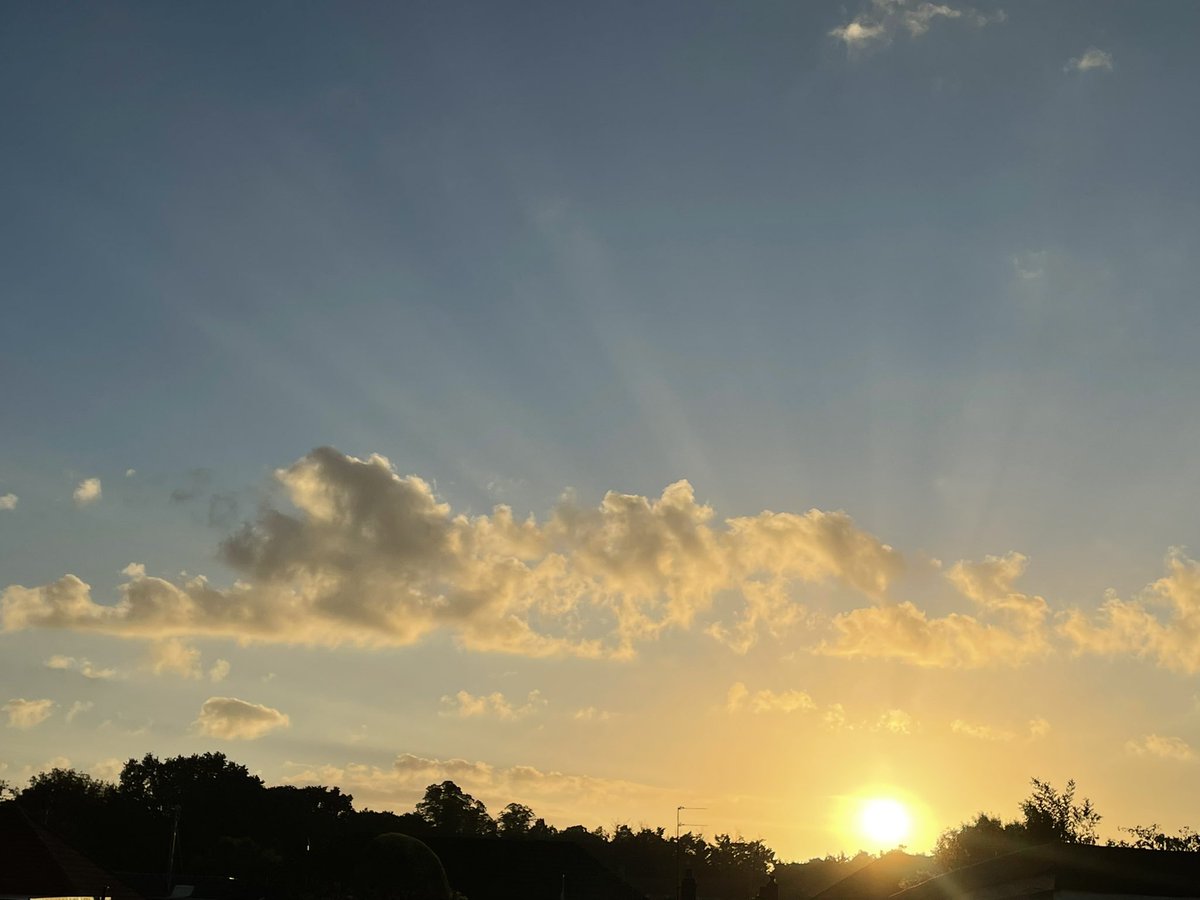 suesuesull1_sue's tweet photo. Another brilliant start to the day - just a pity it’s not going to last that long - if the weather forecast is to be believed! #HaveABrightDay #Mondaymorning #MondayBlues #itsabrandnewday #1stdayoftheweek https://t.co/xTj9wC21gI