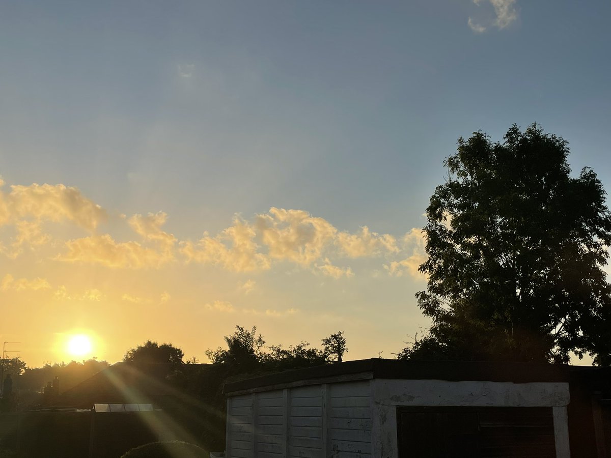 suesuesull1_sue's tweet photo. Another brilliant start to the day - just a pity it’s not going to last that long - if the weather forecast is to be believed! #HaveABrightDay #Mondaymorning #MondayBlues #itsabrandnewday #1stdayoftheweek https://t.co/xTj9wC21gI