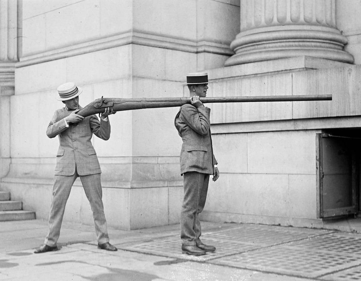 Une « canardière », un fusil tellement lourd qu’il fallait être deux pour l’utiliser, 1910