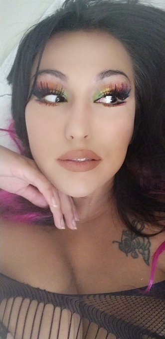 Rainbow makeup! https://t.co/S4BehUIT1L