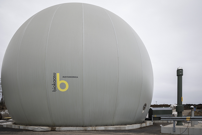 Biokaasun tankkausasemamme suljetaan tänään maanantaina 22.8. noin viikoksi. Syynä on kuvassa näkyvän kaasuvaraston korjaus. Jätekeskuksen tankkausasema saadaan todennäköisesti avattua jälleen loppuviikosta. 

Lue lisää: mustankorkea.fi/2022/08/kaasuv…

#biokaasu