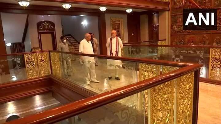 pacca_ni's tweet photo. ... ఇల్లు చూడండి , ఎక్కడ చూసిన బంగారు పూతలు .

బంగారపు కుర్చీ లు  ..మళ్ళి వీడు వేరే వాళ్ళ గురించి రాతలు ..

మన పచ్చ మీడియా , పచ్చ మరియు జానసైకోలు వీటి మీద చర్చ పెట్టండి. https://t.co/hHLK0bCMQa
