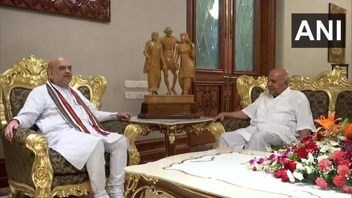 pacca_ni's tweet photo. ... ఇల్లు చూడండి , ఎక్కడ చూసిన బంగారు పూతలు .

బంగారపు కుర్చీ లు  ..మళ్ళి వీడు వేరే వాళ్ళ గురించి రాతలు ..

మన పచ్చ మీడియా , పచ్చ మరియు జానసైకోలు వీటి మీద చర్చ పెట్టండి. https://t.co/hHLK0bCMQa